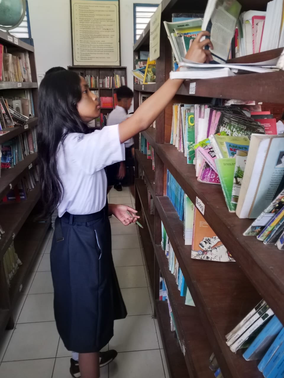 Mencintai buku dan pengetahuan