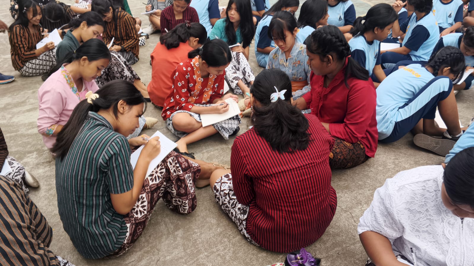 Kamis Pon : Berbudaya